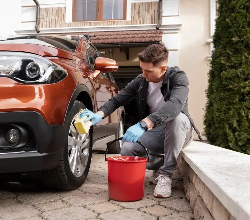 Lavage auto à domicile Les Monts-Ronds : professionnel intervenant sur un véhicule